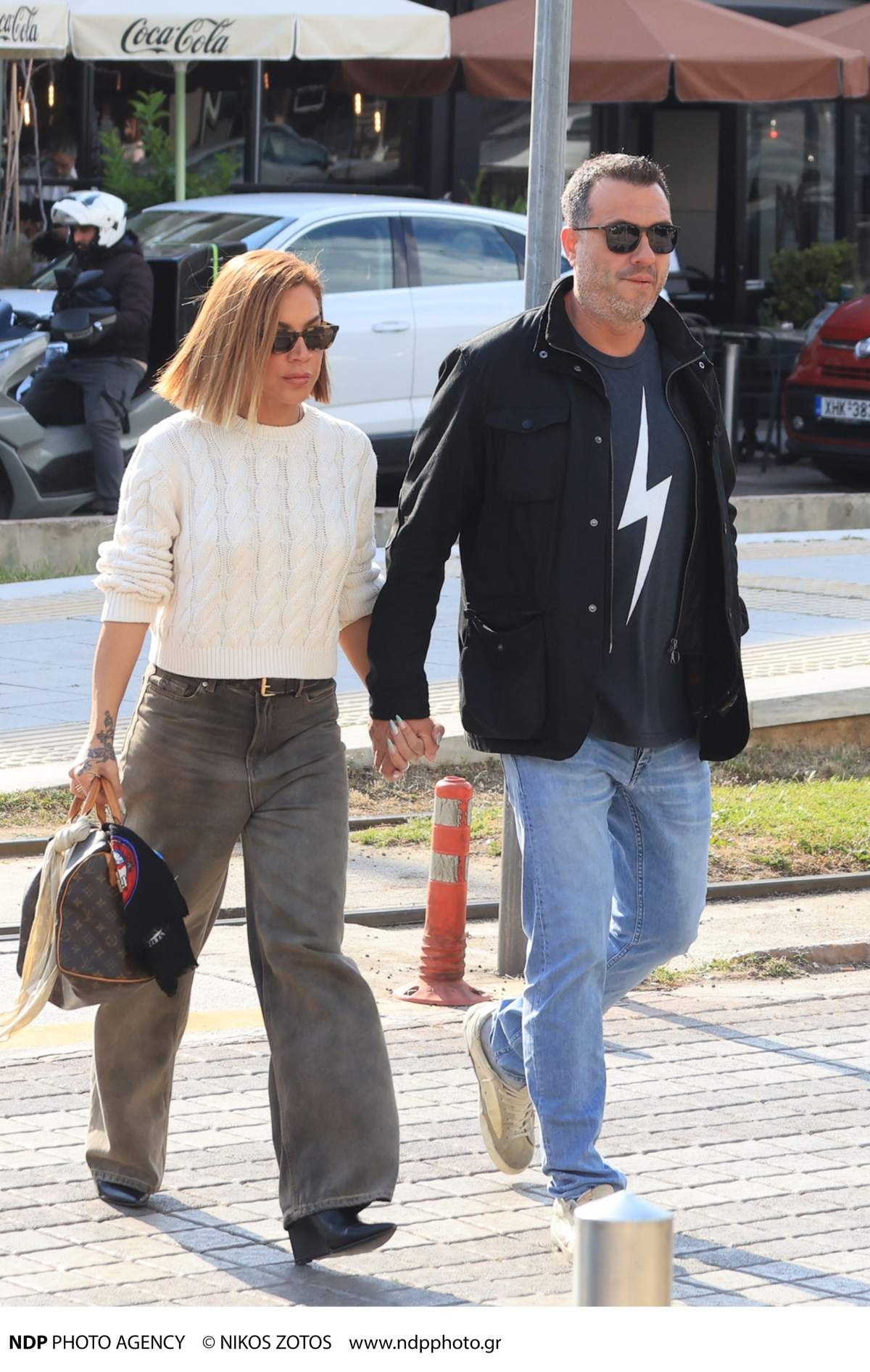 Η Μαριάντα Πιερίδη και ο Πάνος Ιωάννου χέρι χέρι στη Γλυφάδα αμέριμνοι