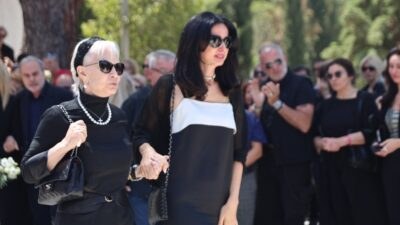Η Ελένη Σούρα και η Έλενα Σαγανά στην κηδεία του Νίκου Γαλανού
