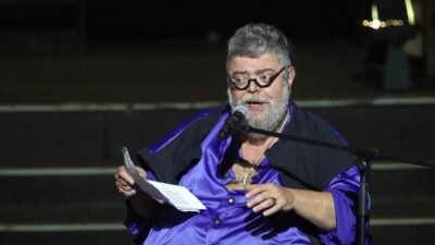Ο Σταμάτης Κραουνάκης