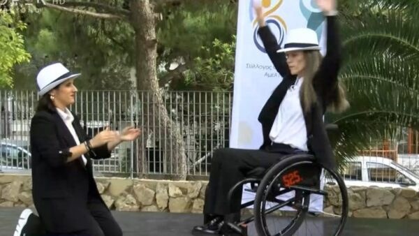 Η Αλεξάνδρα Σταματοπούλου χορεύει ζεϊμπέκικο