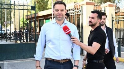 Ο Στέφανος Κασσελάκης έξω από τα δικαστήρια