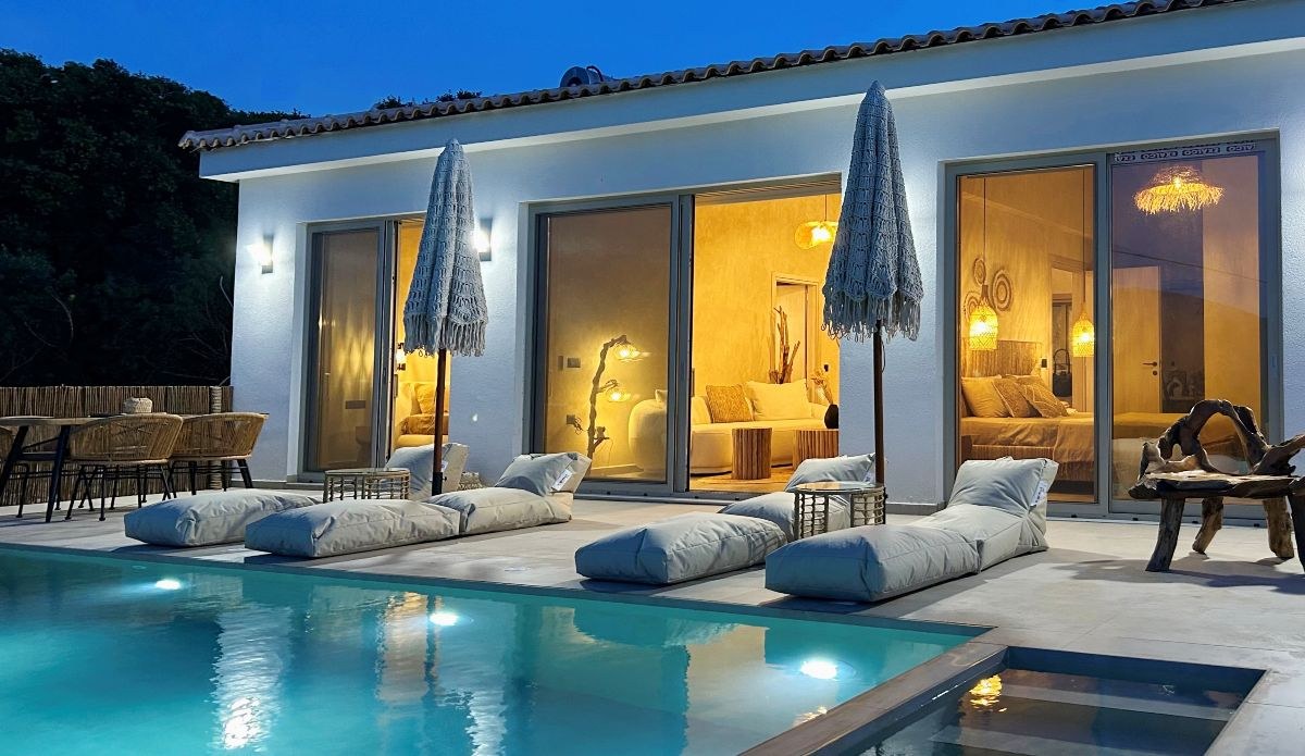 Η πισίνα στο xtc villas στην κεφαλονιά