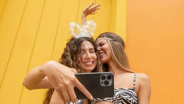 Δυο χαμογελαστά κορίτσια βγάζουν selfie