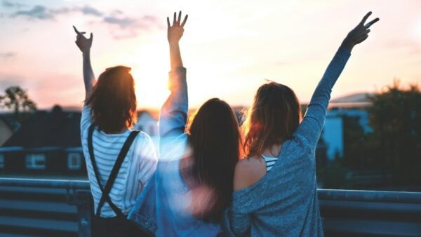 Μια παρέα κοριτσιών διασκεδάζει
