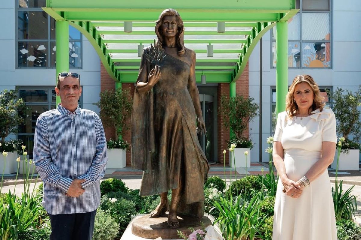 Ο γλύπτης του αγάλματος κος. Αναστάσιος Κρατίδης και η κα. Χριστιάννα Β. Βαρδινογιάννη μπροστά στο άγαλμα.