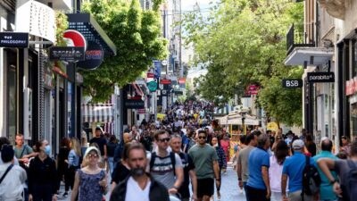 Κόσμος περπατάει σε δρόμο της Αθήνας
