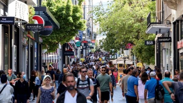 Κόσμος περπατάει σε δρόμο της Αθήνας
