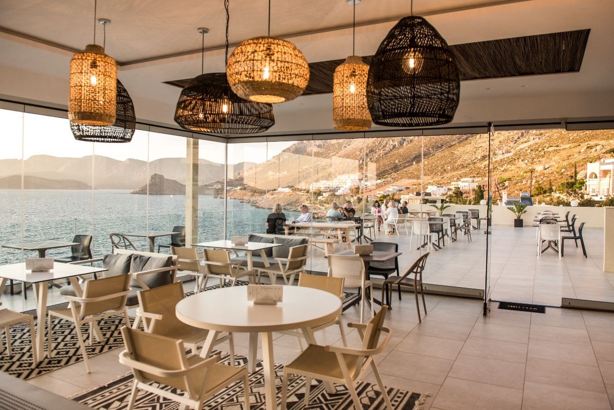Το ατμοσφαιρικό pool bar του Carian Hotel