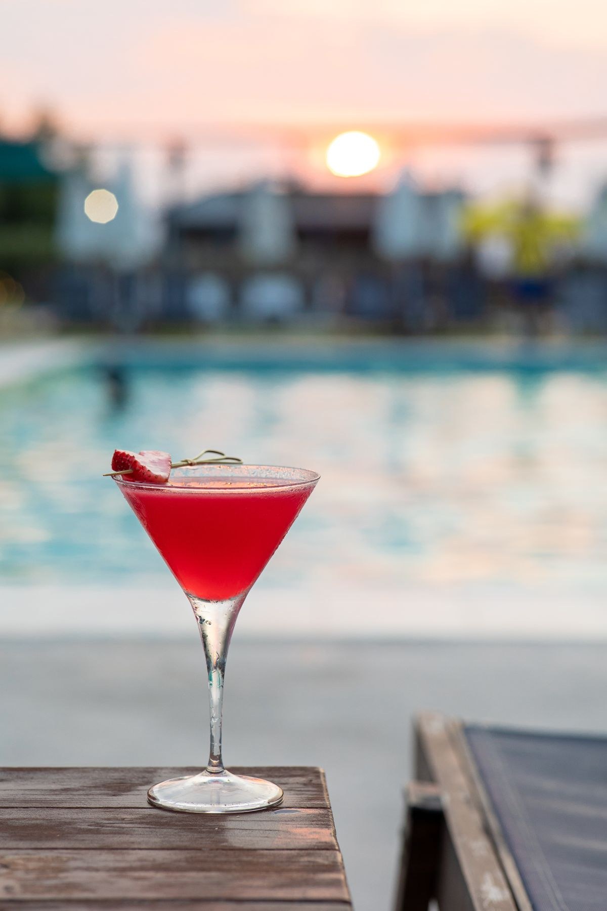 Signature cocktail με θέα την πισίνα