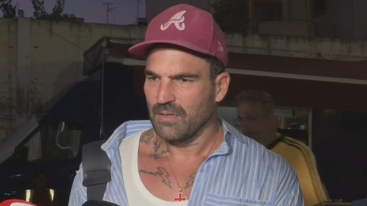 Ο Δημήτρης Αλεξάνδρου μπροστά στις κάμερες