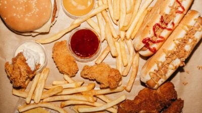 burger και πατάτες τηγανιτές