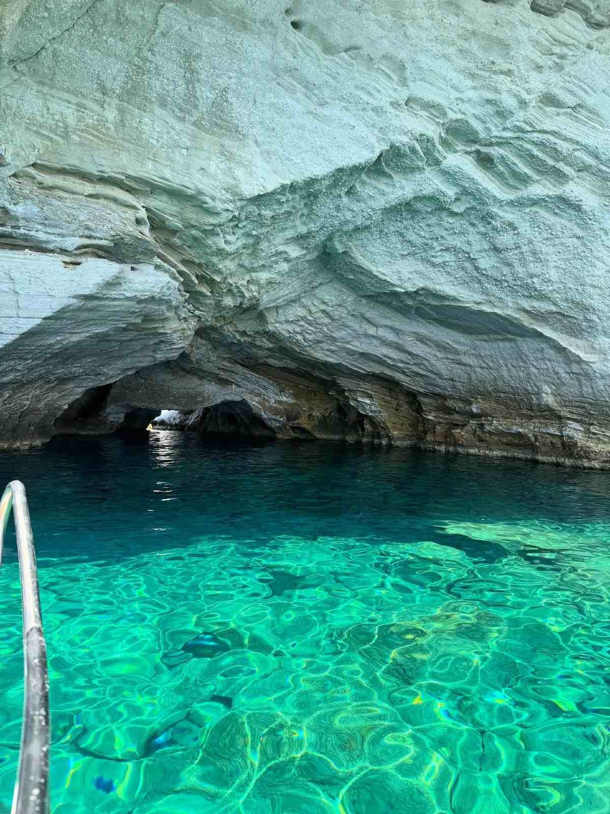 Βουλγαράκη - Ιωαννίδης: Ποζάρουν αγκαλιά στις καλοκαιρινές τους διακοπές στη Μήλο (Φωτογραφίες)