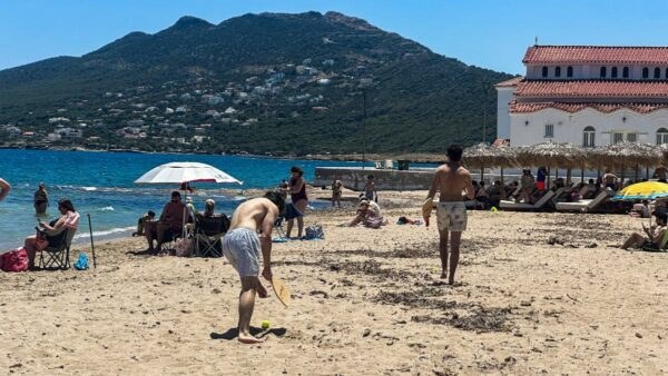 Κόσμος σε παραλία της Αττικής