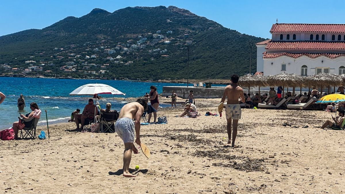 Κόσμος σε παραλία της Αττικής