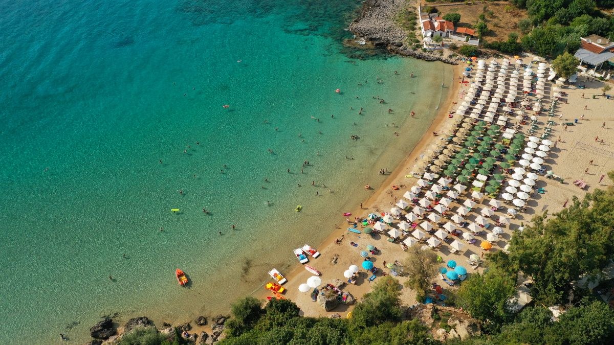 Η παραλία Καλογριά