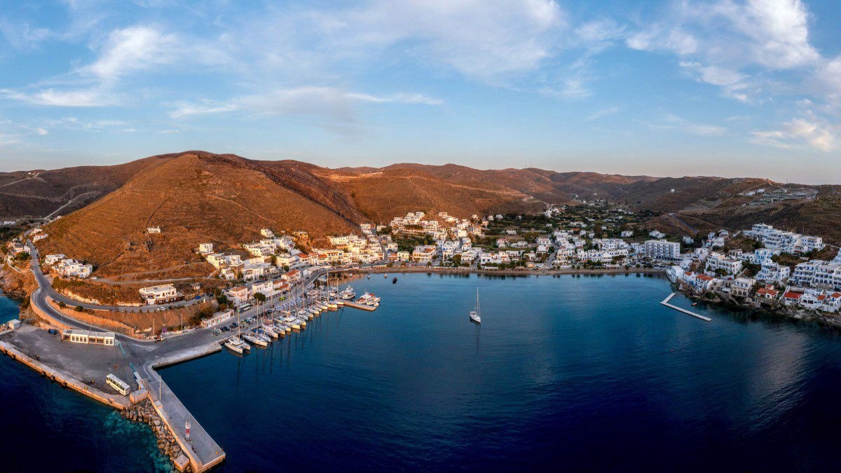 H Κύθνος και το λιμάνι της