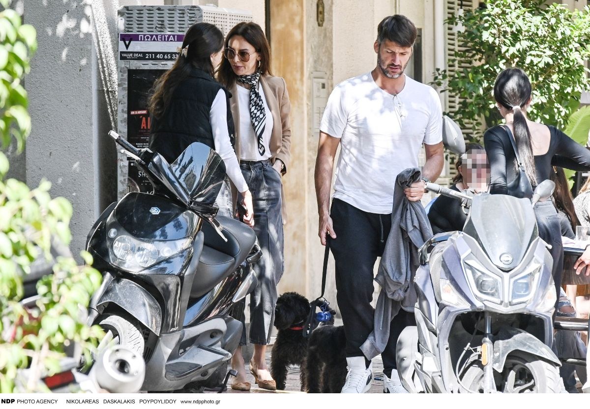 Η Μπέττυ Μαγγίρα με την οικογένειά της στο Κολωνάκι