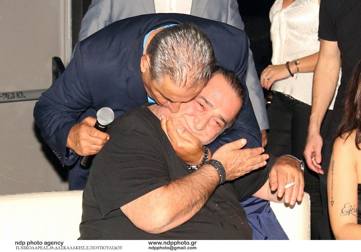 Μελάς και Καρράς αγκαλιάζονται