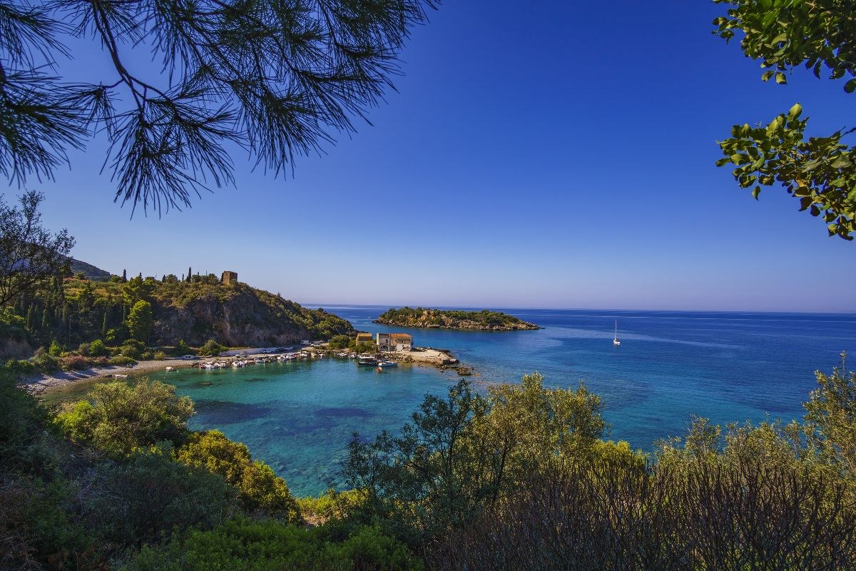 Στο βάθος το νησάκι Μερόπη