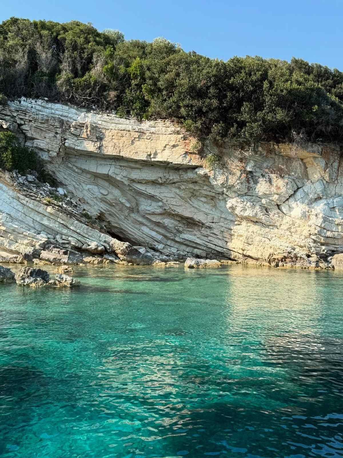Μενεγάκη: Στους Παξούς με τον Παντζόπουλο - Οι φωτογραφίες με μπικίνι πάνω σε σκάφος και οι βουτιές με τον Ματέο