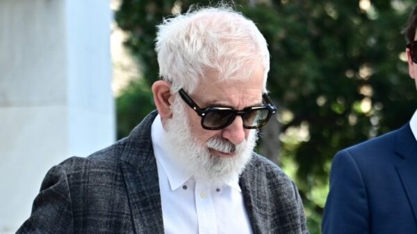 Ο Πέτρος Φιλιππίδης έξω από τα δικαστήρια