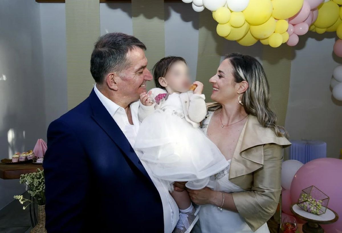Ο Πύρρος Δήμας και η Αφροδίτη Σκαφίδα στη βάφτιση της κόρης τους