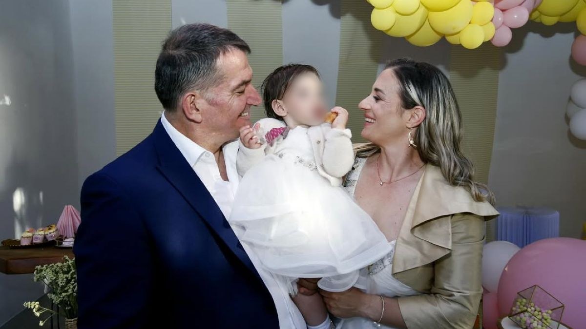 Ο Πύρρος Δήμας και η Αφροδίτη Σκαφίδα στη βάφτιση της κόρης τους