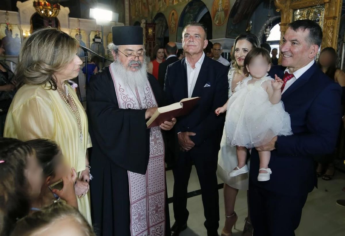Ο Πύρρος Δήμας και η Αφροδίτη Σκαφίδα στη βάφτιση της κόρης τους