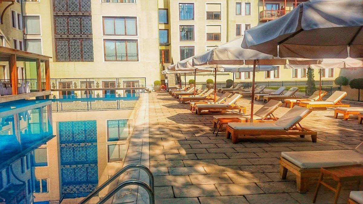 Απόλυτη χαλάρωση στο Pool Lounge
