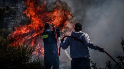 Πυροσβέστες επιχειρούν να σβήσουν τεράστια πυρκαγιά