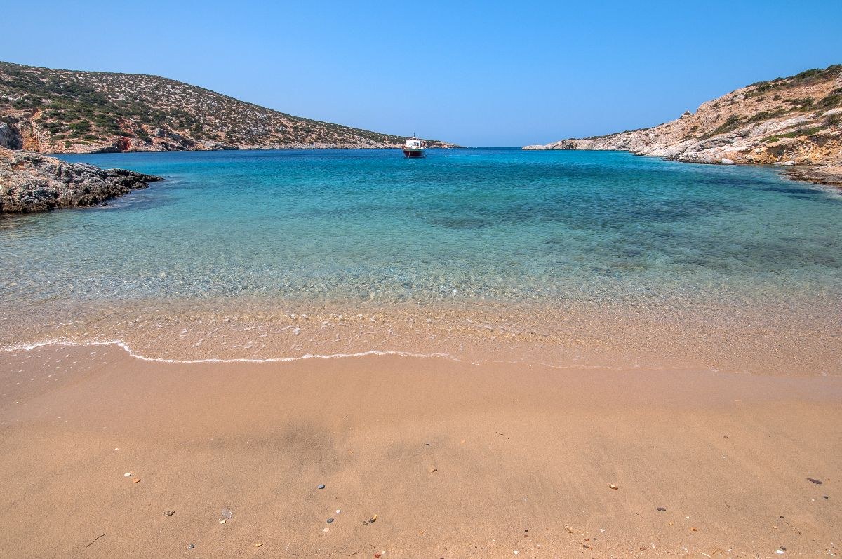Χρυσή άμμος, κρυστάλλινα νερά στη Σχοινούσα