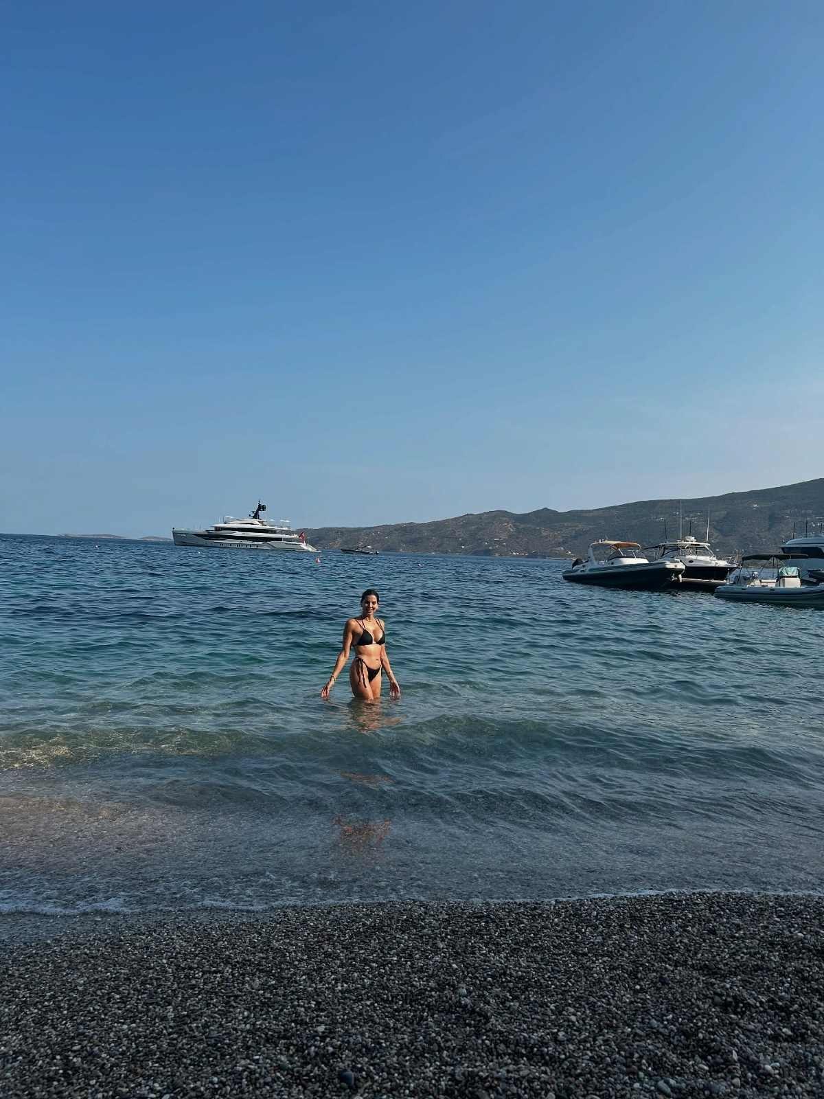 Τσιμτσιλή: Στον Πόρο για το τριήμερο του Αγίου Πνεύματος - Εντυπωσιάζουν οι φωτογραφίες της με μαγιό