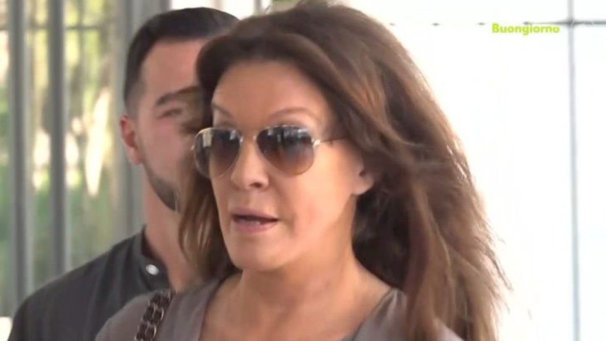 Η Βάνα Μπάρμπα έξω από το δικαστήριο