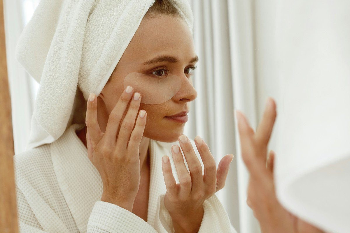 Μια γυναίκα κάνει skincare