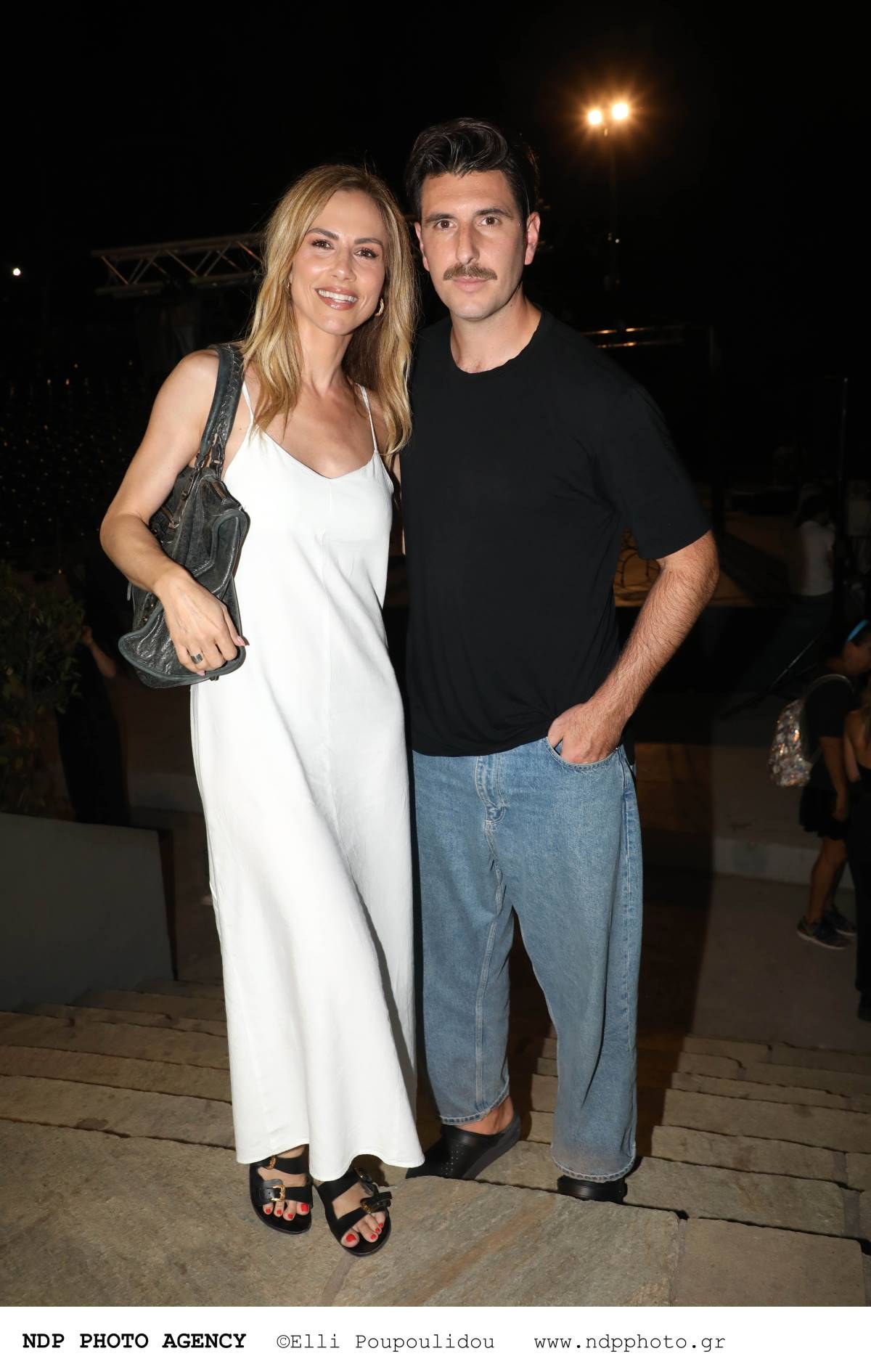 Με λευκό φόρεμα η Ντορέττα Παπαδημητρίου δίπλα στο Γιώργο Γεροντιδάκη