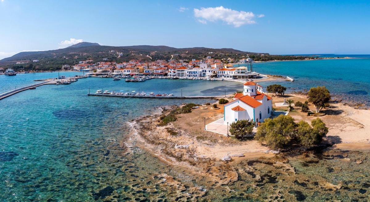 Το εκκλησάκι του Αγίου Πέτρου με φόντο το χωριό του νησιού