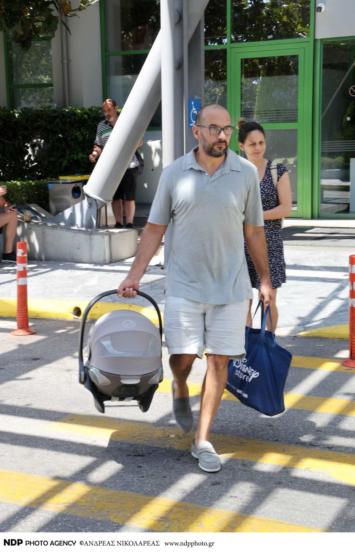 Η Έφη Αχτσιόγλου έξω από το μαιευτήριο