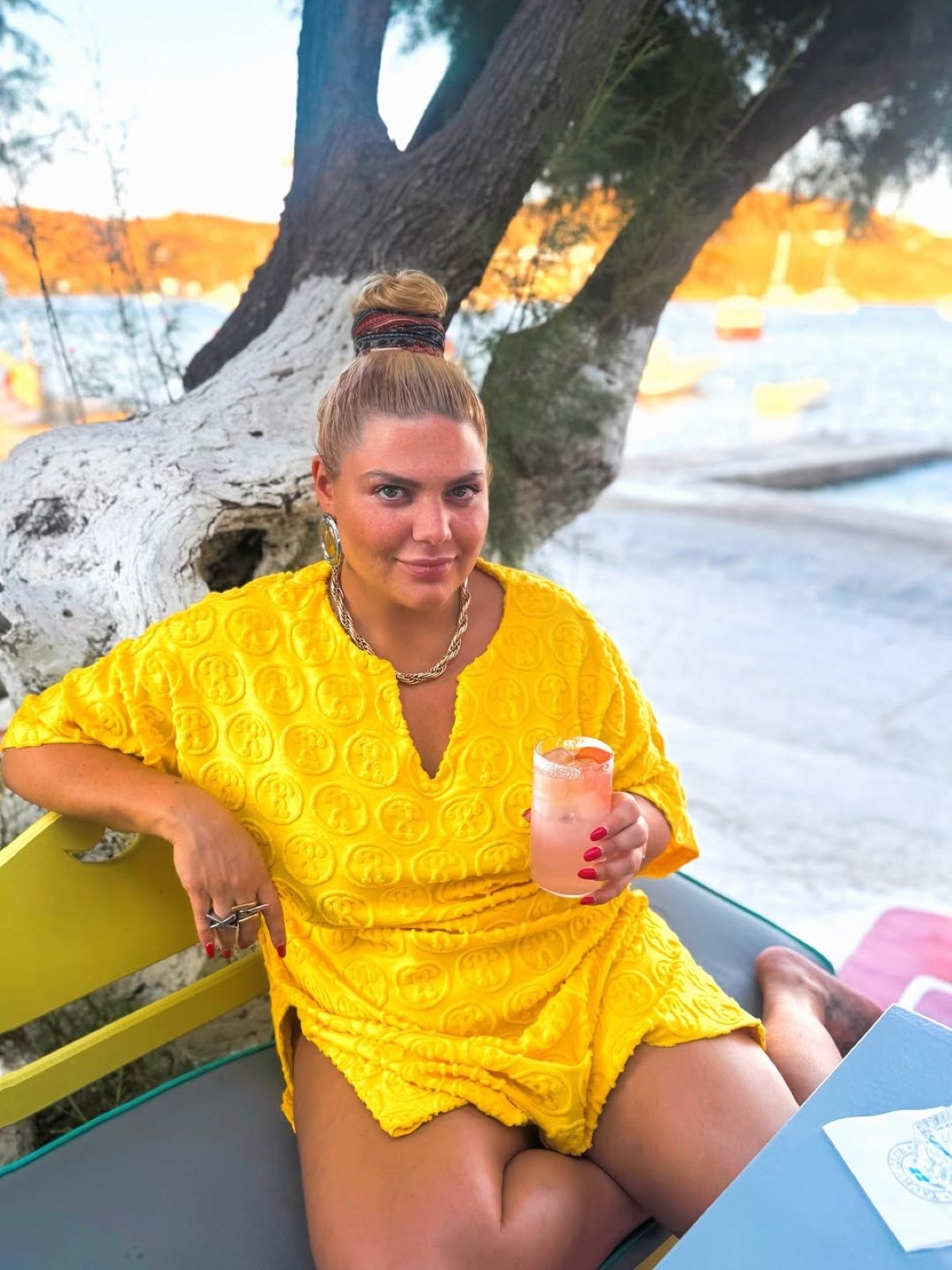 Η Δανάη Μπάρκα στη Σέριφο 