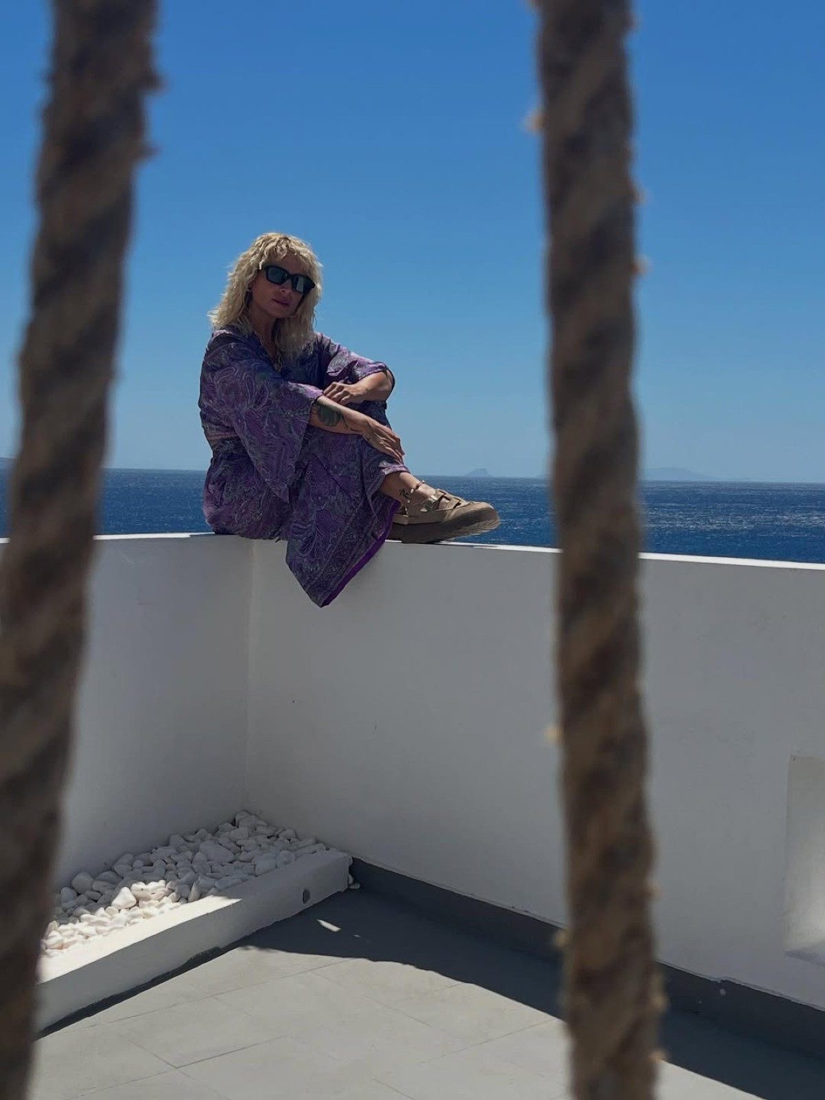 Η Ελεωνόρα Ζουγανέλη μπροστά στη θάλασσα
