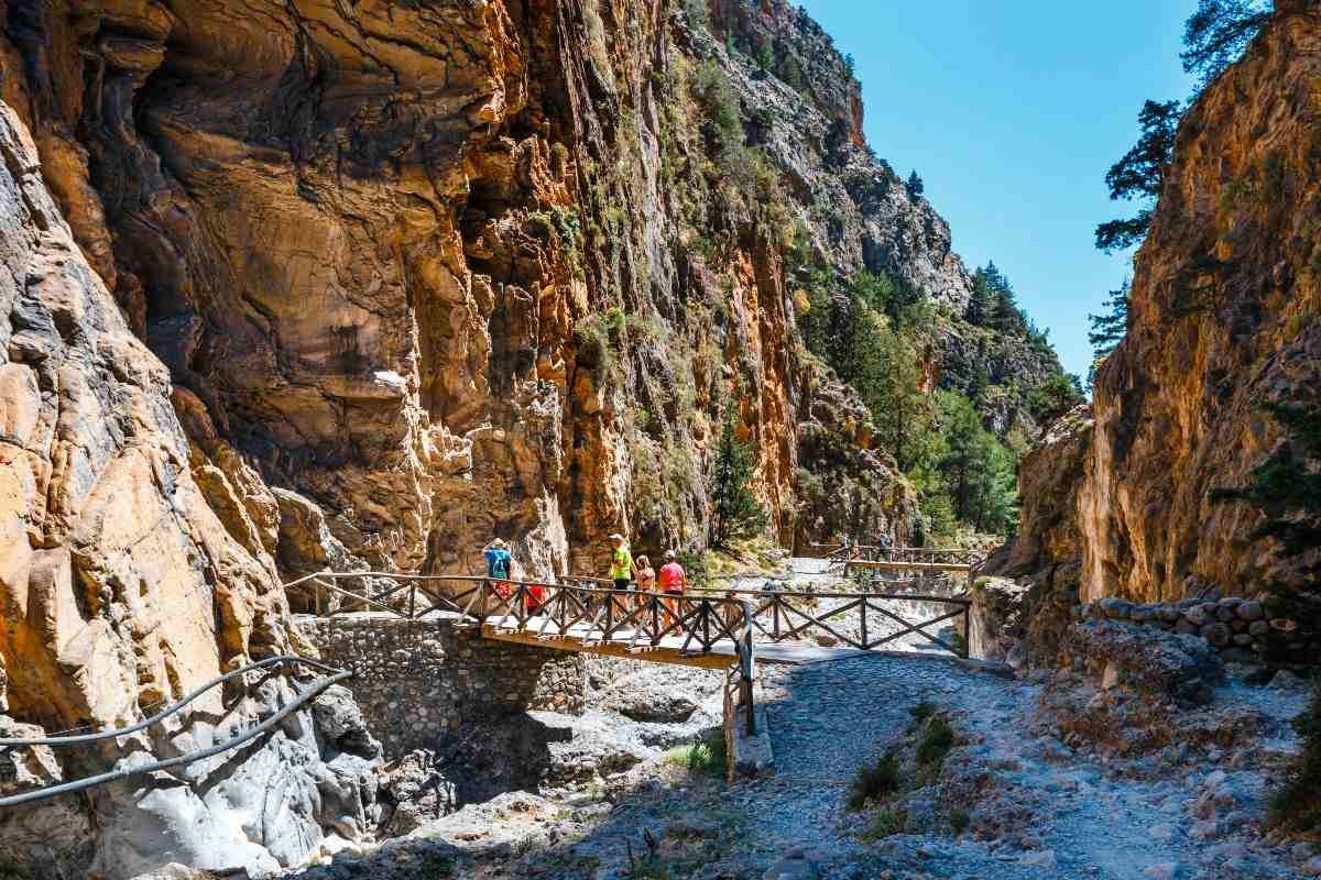 Διασχίζοντας το φαράγγι της Σαμαριάς