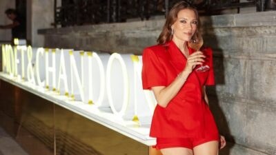 Η Βίκυ Καγιά με κόκκινο σύνολο