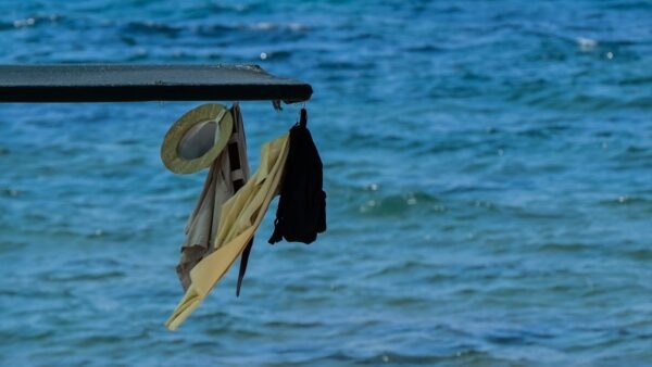 Κρεμασμένα ρούχα σε παραλία