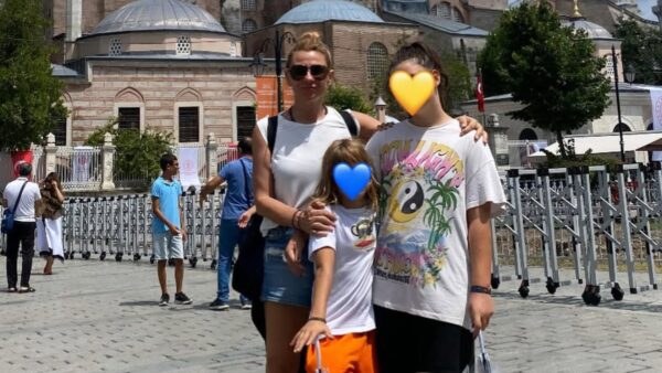 Η Κατερίνα Καραβάτου με τα παιδιά της