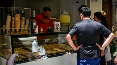 άνθρωποι αγοράζουν παγωτό στην ζέστη