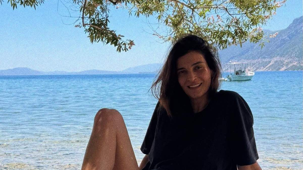 Η Αντιγόνη Κουλουκάκου στην παραλία