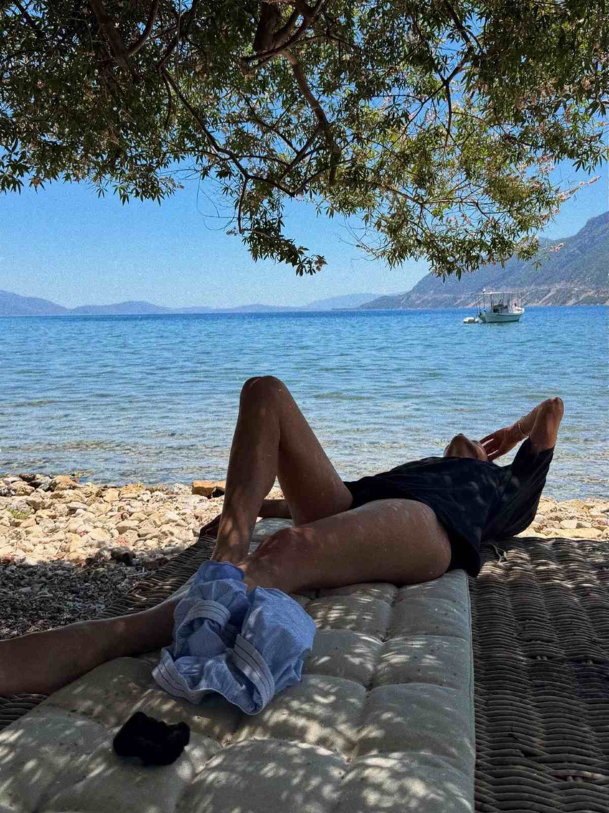 Αντιγόνη Κουλουκάκου: Ποζάρει topless στην παραλία - Φωτογραφίες