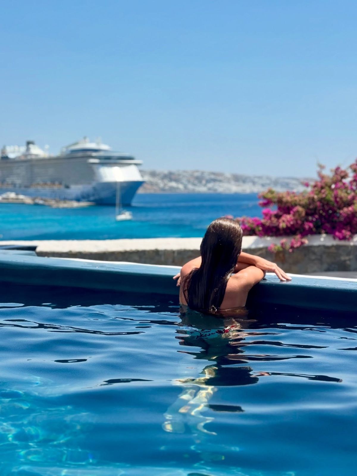 Λασκαράκη: Το φωτογραφικό άλμπουμ από τις διακοπές της στις Κυκλάδες - Η κόρη της, τα στιγμιότυπα με μαγιό και τα τοπία