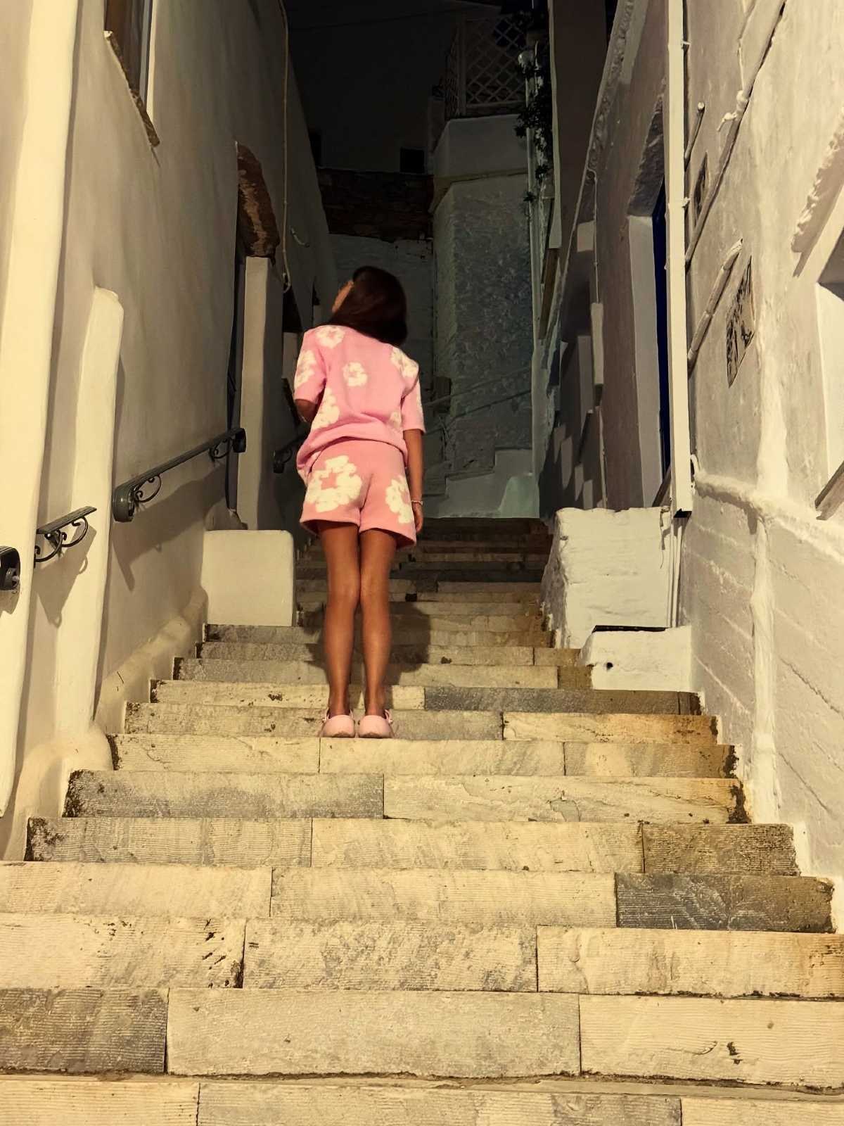 Λασκαράκη: Το φωτογραφικό άλμπουμ από τις διακοπές της στις Κυκλάδες - Η κόρη της, τα στιγμιότυπα με μαγιό και τα τοπία