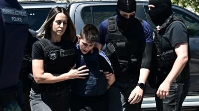 Η Μουρτζούκου με την αστυνομικό