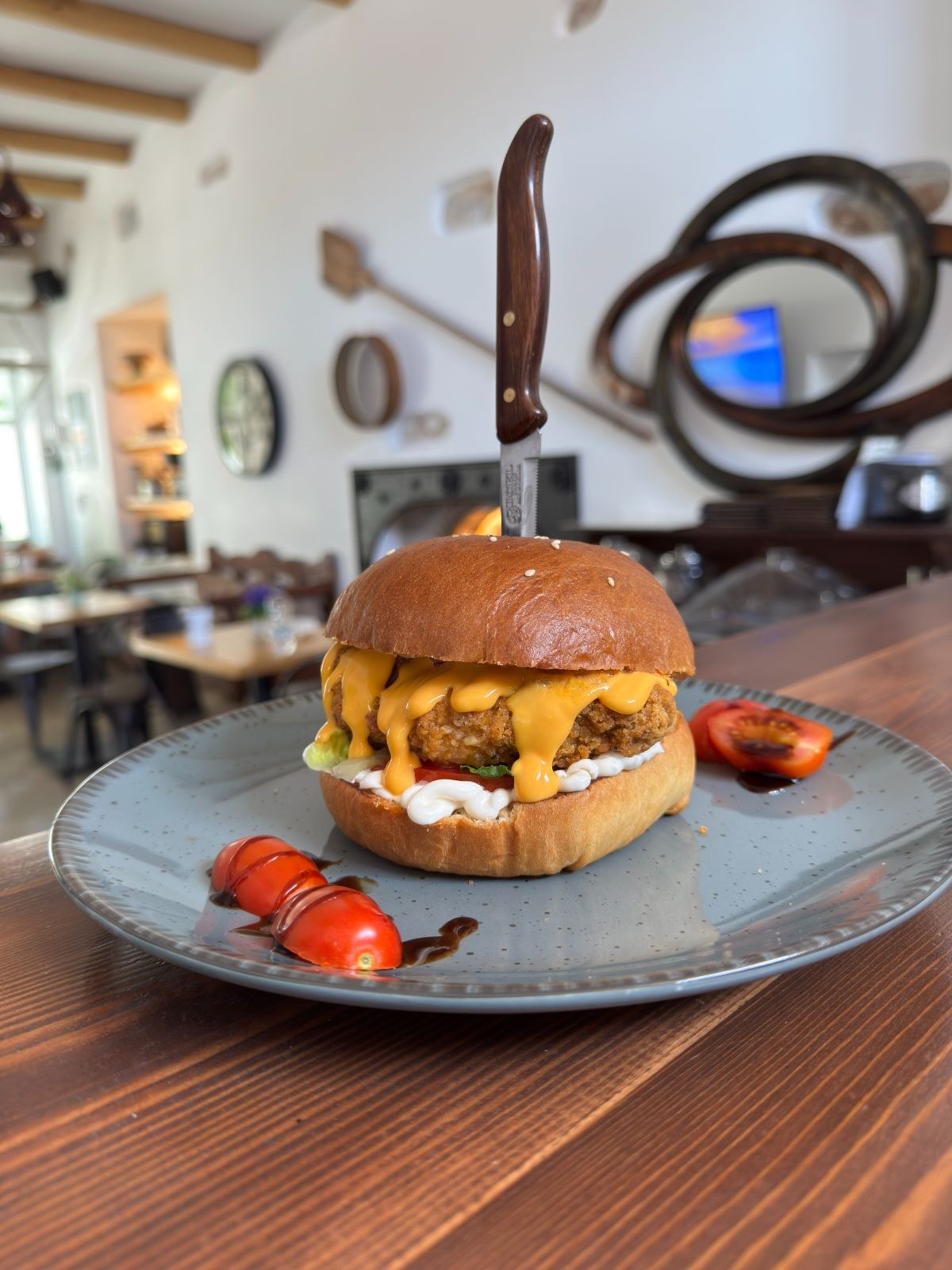 Μην παραλείψετε να δοκιμάσετε το burger του Owl's Nest